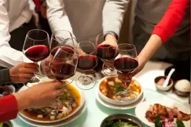 同学聚会，每人分摊两百元，聚会结束后看到账单，女博士愤怒退群图片