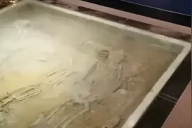 河南一博物馆骸骨上铺玻璃让人踩踏不尊重逝者？博物馆：是仿制品