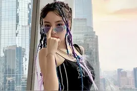 李小璐不拍戏也不闲着，穿露脐装配脏辫博眼球，做个网红也挺不错图片