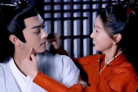 千古玦尘幕后好有趣，周冬雨一见许凯就笑场，和许凯互动超甜蜜图片
