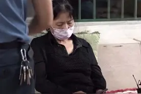 靳东的迷之大妈缘，61岁老太追星靳东不惜抛夫弃子，并非第一人图片