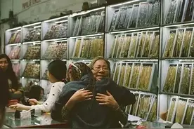 广东大妈开挂人生：靠金链称霸美国嘻哈圈，还被碧昂丝叫妈妈图片