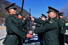 中印边境最新军情！印陆军参谋长战前动员，西藏军区新兵授衔领枪图片