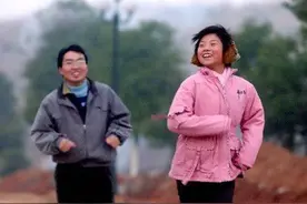 带着捡来的妹妹上大学，感动中国的洪战辉，16年后他怎样了？图片