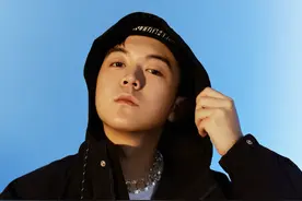 被国内顶尖制作人看中，受到媒体争相报道，他才是真正的宝藏男孩图片