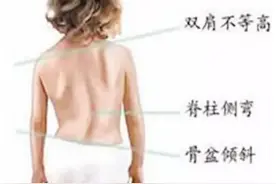 家长这样抱孩子，当心娃以后驼背、高低肩，图解4种正确抱娃姿势图片