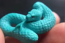 太逼真了：来看看大师用绿松石雕刻的蛇图片