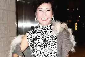 70岁的狄波拉不服老，穿高领“雪豹”长裙秀身材，现任老公很斯文图片