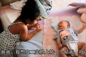 姐姐把弟弟当玩具，父亲还帮忙放哨，宝妈：生二胎是最错误的决定图片