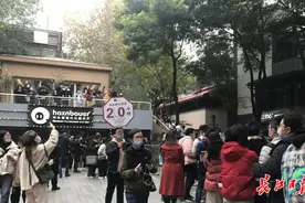 热搜第一！武汉街头排起千米长队图片