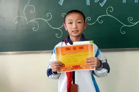 三年级学渣语文考94分，却凭借字迹获奖状，老师：题错得不应该图片
