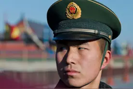 实拍中国站岗的军人，母子相见，却丝毫未动，满含泪水看着母亲图片