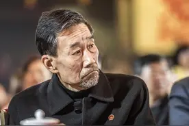 李雪健：拍戏40年，抗癌19年，因花钱多想放弃，多亏身边有她图片