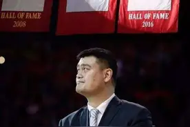 联盟退役球衣最多与最少的球队，至今依旧有四支球队没有球衣退役图片