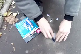 用强力胶一台手机粘在地上恶搞路人，害得路人白高兴一场！视频封面