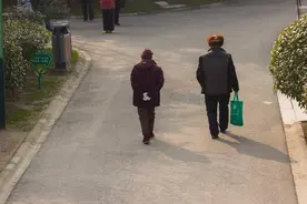 60-70岁的老人，每天走多少步比较有益健康？是日行万步吗？图片