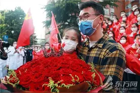 百人高呼“嫁给他”！援鄂护士归来遇青梅竹马男友求婚图片