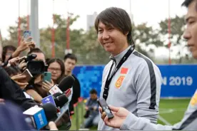 李铁点评，国脚的体脂率符合职业标准，或许他们真的没有足球天赋图片