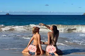 C罗超模前女友晒性感照片，身穿比基尼海边游玩，S曲线超火辣图片