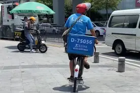 福建65岁大爷骑自行车送货，常常配送超时，“攒钱想买电动车”图片