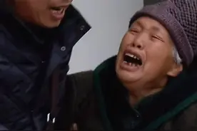 8个女儿无人养老，孤寡母亲住在鸡窝，受伤住院没人照顾图片