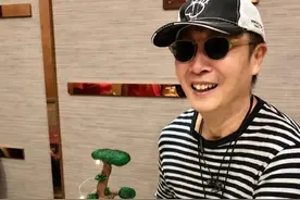 71岁刘松仁近照暴瘦，晚年出行不离拐杖，娶空姐晚年无子也幸福图片