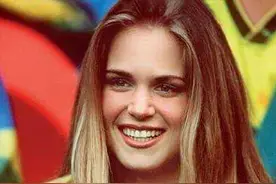 1998法国世界杯，看台上的这位巴西超模才是最靓丽风景线图片