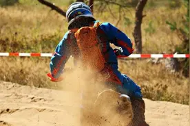 娱乐圈某「H姓艺人」，凭什么能与何老师相提并论图片