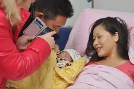 为什么婴儿一出生就能认出你是妈妈？看了三个原因，感觉好暖心图片