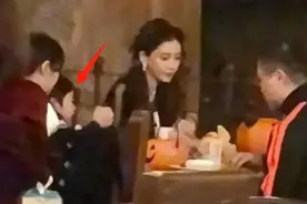 杨颖带儿子现身迪士尼，4岁小海绵照片遭曝光，眉眼神似黄晓明图片