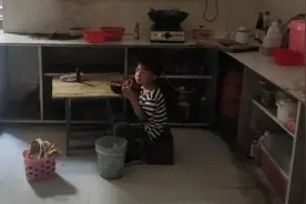 “您孩子正在派送中！”外卖小哥“捡”到个孩子，结局太暖了图片