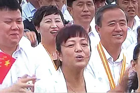 “无臂剪纸艺术家”夏虹见证党的百年庆典 用欢呼表达激动图片