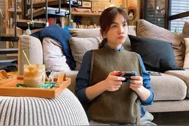 39岁Ella宅家打游戏，意外曝光复式豪宅内景，嫁富商育有一子图片