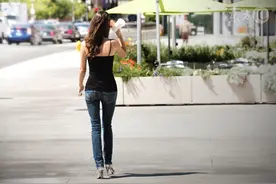 小说：同学聚会上，校花被阔少表白，不料校花选择坐在穷小子身边图片
