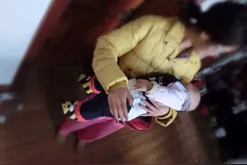 宝妈抱娃的一个小动作火了，网友："母爱不是轻轻松松的就伟大了"图片