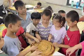 温暖的陪伴，开心的笑容！今年，我们又陪留守孩子过了一个快乐的中秋图片
