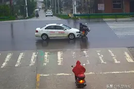 怒！教练车闯红灯撞倒摩托车，教练竟教女学员逃逸图片