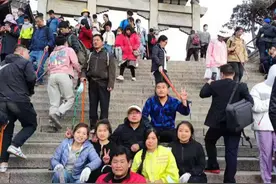4女子抬残疾好友登泰山，有网友质疑真实性，当事人回应来了图片