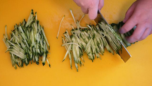 海蜇试试这种做法，几分钟就可以搞定，脆嫩爽口非常开胃
