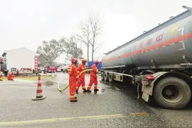 建筑石料车与消毒剂罐车相撞受困驾驶员被成功救出图片