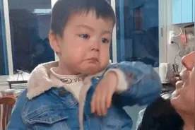 宝宝“吃醋”表情萌翻网友，看到妈妈只抱了姐姐，弟弟心里很委屈图片