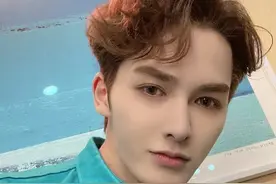 贵族小少爷朱正廷最新自拍，湖蓝色尽显肤白，清新帅气绅士范满满图片