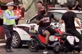 NBA球员中国行趣事：韦德向大妈要水被拒，韦德：这是我代言的啊图片