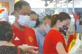 52岁童年男神近况心酸！患遗传病走路一瘸一拐，开小店自力更生图片