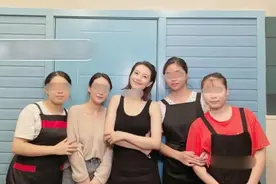 高圆圆在火锅店被偶遇，皮肤白嫩状态超好，与粉丝搂肩亲切无架子图片