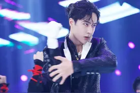 王一博跳完《龙拳》太激动，主持嘴瓢逗乐自己，害羞动脖子反差大图片