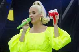 水果姐出来营业啦！荧光苹果绿连衣裙吸睛，依旧保持独特风格图片