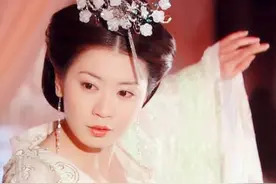 贾静雯的"悲喜"婚姻，先嫁豪门遭抛弃，后被小9岁丈夫宠成公主图片