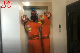 小区突然停电，一名女子被困电梯！假如是你，如何自救？图片