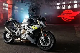 宝马新款S1000R取消大小眼，春风：宝马你不讲武德图片